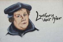 Graffitti mit dem Portrait von Martin Luther daneben der Schriftzug "Luther war hier"